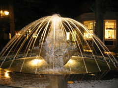 verlichte fontein in Kevelaar